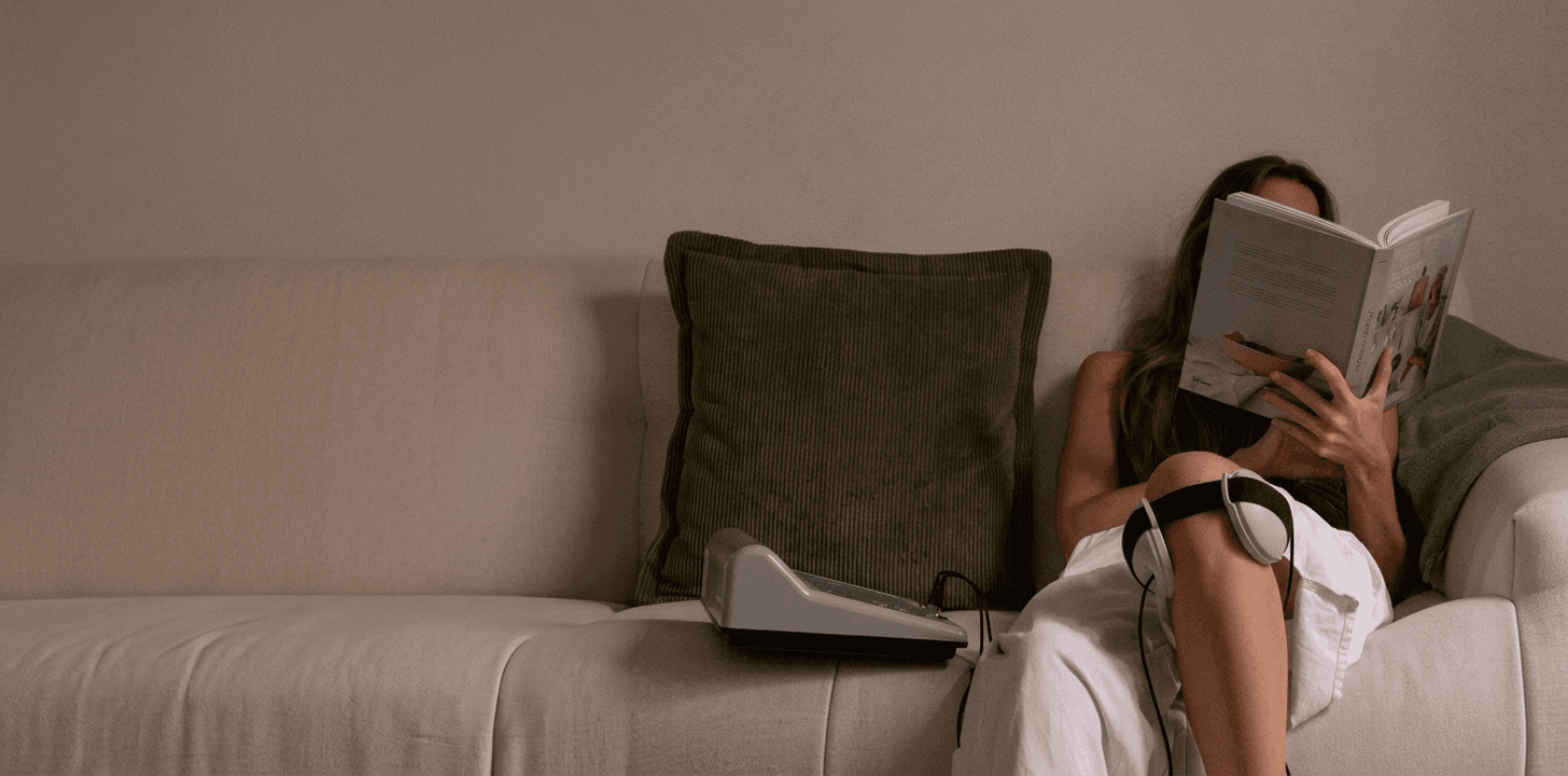 Mujer usando equipo de magnetoterapia profesional en casa